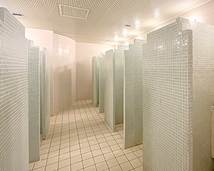 シャワーブース、身体をほぐすジェットバス