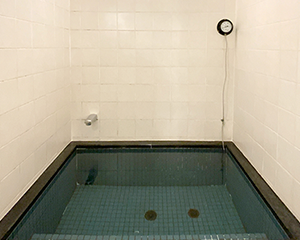 冷浴槽完備
